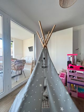 Tienda tipi infantil con estrellas