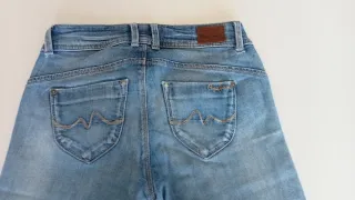 Pantalón vaquero pitillo chica . Sienta genial.