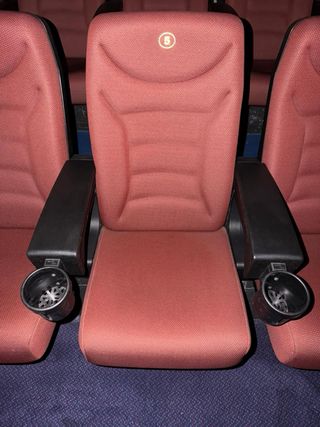 Butaca de cine roja y negra