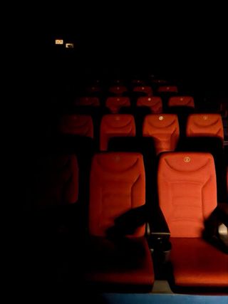 Butaca de cine roja y negra