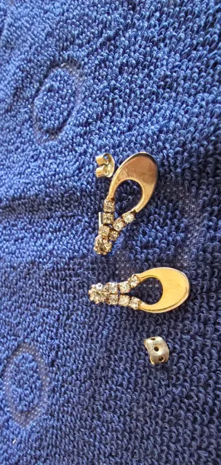 Pendientes dorados con brillantes