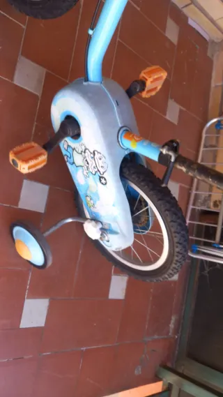 Bicicleta infantil azul con ruedines