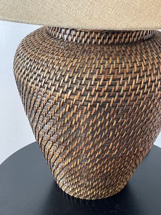 gran  lámpara de mesa de ratán vintage de lujo