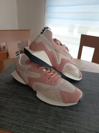 Zapatillas deportivas rosas y plateadas
