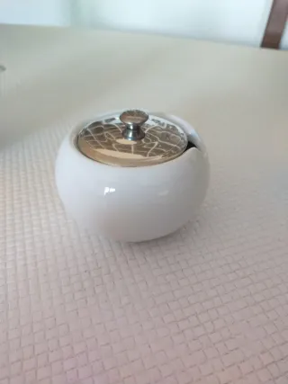 Juego de té de diseño en porcelana. Sin estrenar