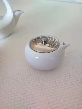 Juego de té de diseño en porcelana. Sin estrenar