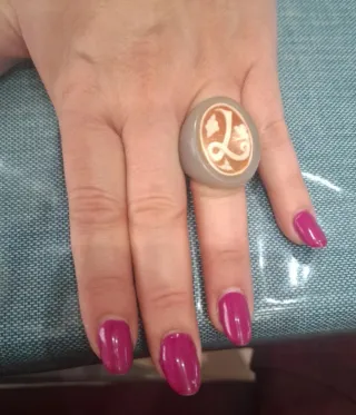 Anello con cammeo lettera L