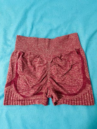 Bolso blanco, pijama corazones y shorts morados