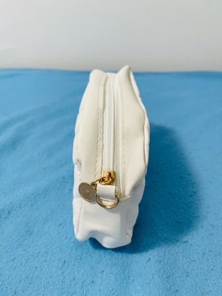 Bolso blanco, pijama corazones y shorts morados