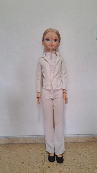 Muñeca grande rubia traje beige.
