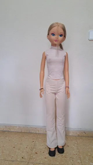 Muñeca grande rubia traje beige.