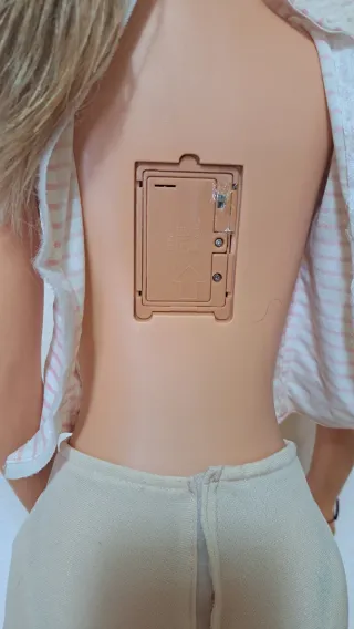 Muñeca grande rubia traje beige.