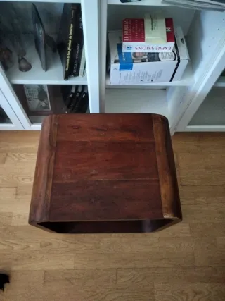 Tavolo in legno robusto e versatile