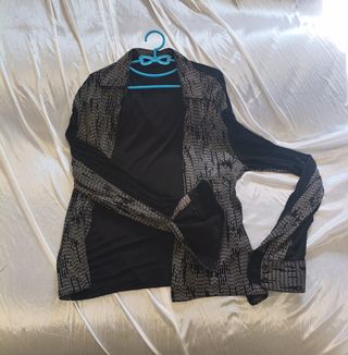 Camisa con estampado gris y negro