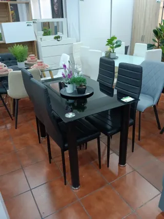 Mesa de comedor negra con 4 sillas