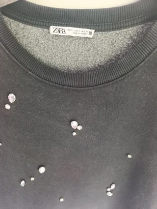 Sudadera Zara gris con pedrería Talla S