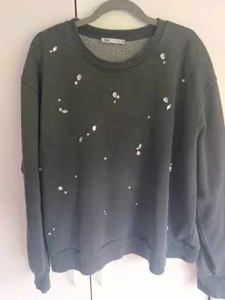 Sudadera Zara gris con pedrería Talla S