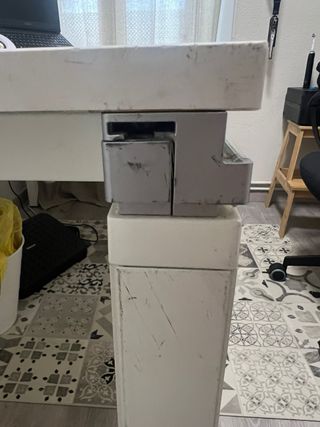 Mesa de escritorio blanca