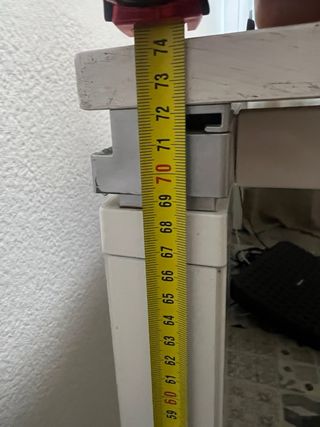 Mesa de escritorio blanca