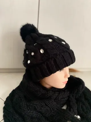 Set cappello e sciarpa neri con strass Gaudi