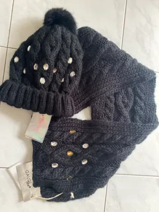 Set cappello e sciarpa neri con strass Gaudi