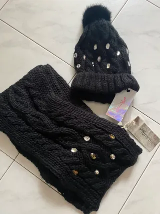Set cappello e sciarpa neri con strass Gaudi