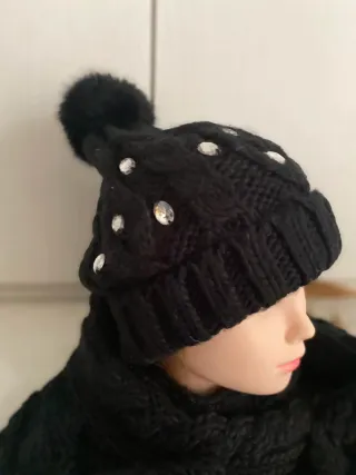 Set cappello e sciarpa neri con strass Gaudi