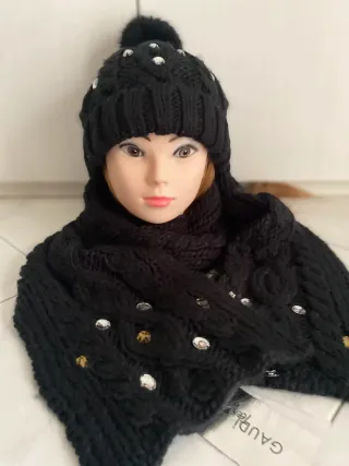 Set cappello e sciarpa neri con strass Gaudi