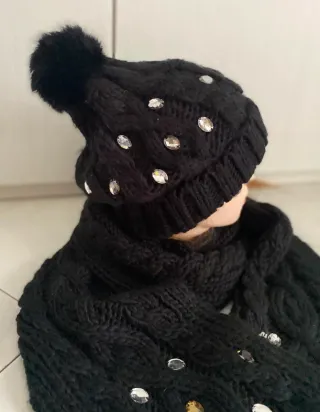 Set cappello e sciarpa neri con strass Gaudi