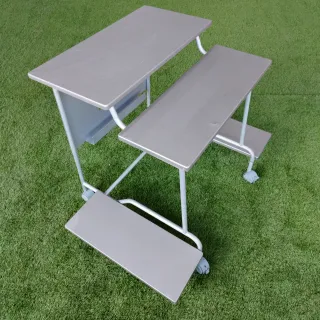 Mesa de ordenador gris con ruedas