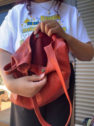 Bolso de mano naranja con flores
