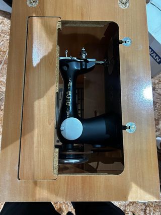 Máquina de coser antigua Alfa con mueble