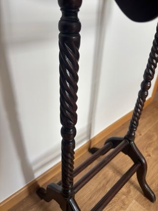 Perchero de madera estilo gavan.