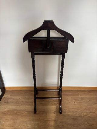 Perchero de madera estilo gavan.