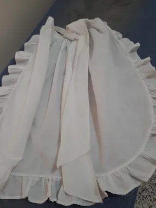 Grembiule bianco per bambina con volant