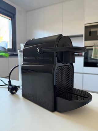 Cafetera de cápsulas Nespresso Negra