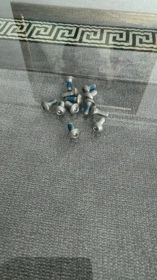 Tornillos con sellador azul