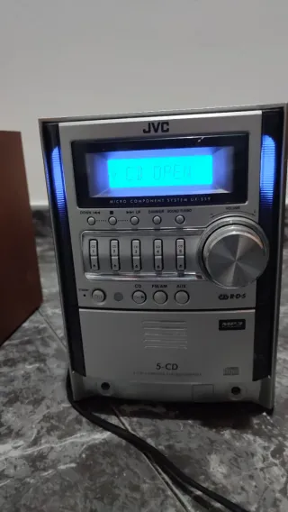 Mini cadena JVC con altavoces