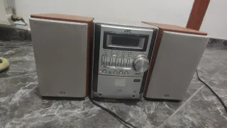 Mini cadena JVC con altavoces