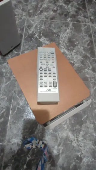 Mini cadena JVC con altavoces