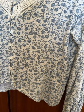 Blusa Stradivarius floral manga larga