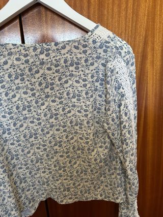 Blusa Stradivarius floral manga larga