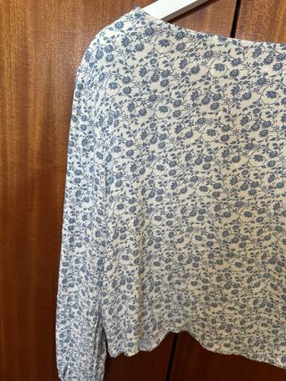 Blusa Stradivarius floral manga larga