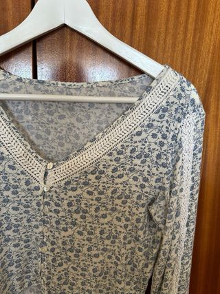 Blusa Stradivarius floral manga larga