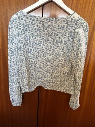 Blusa Stradivarius floral manga larga