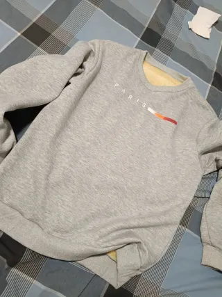 Sudadera gris con diseño PARIS