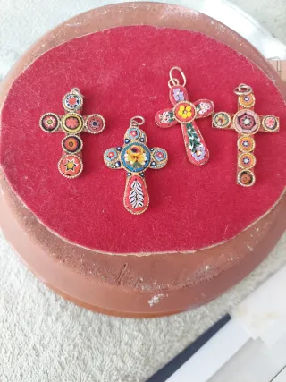 Cruz italiana de esmaltes multicolor