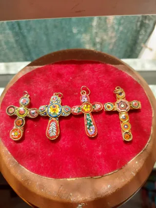 Cruz italiana de esmaltes multicolor