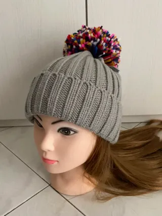 Cappello donna con pon pon multicolore