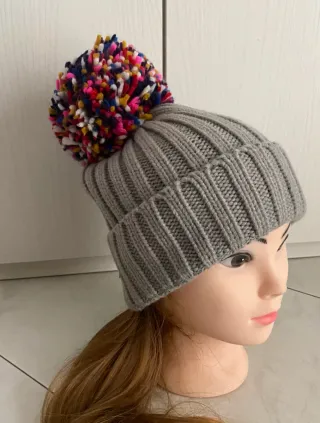 Cappello donna con pon pon multicolore